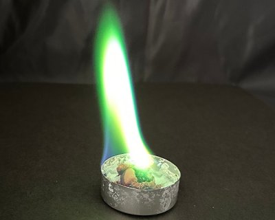 画像1: 99 実験くん 酸化銅 炎色反応薬品 鮮やかな緑の炎 STEM教育 化学を遊ぶ。＜お知らせ＞自由研究に最適！実験くんガイドブック最新版（税込550円）を商品お買上げの皆様にもれなくプレゼントいたします。